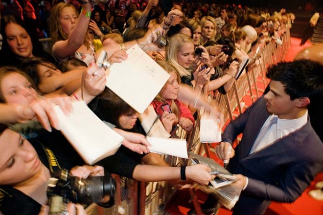 Taylor Lautner skriver autografer till Twilight-fans i Stockholm. Foto: Johan Bergmark/Nordisk Film